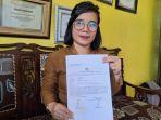 20240513-Guru-SDN-62-Kota-Pangkalpinang-Hanny-Milanti-menunjukkan-bukti-laporan-polisi.jpg