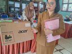 20240514-Guru-SDN-62-Kota-Pangkalpinang-menunjukkan-kotak-laptop-yang-isinya-hilang.jpg