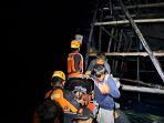 20240526-Proses-evakuasi-nelayan-kapal-KM-Barakuda-Supramandi-di-perairan-Semujur.jpg