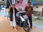 20240601-Penyerahan-hadiah-utama-dari-Yamaha-ke-Pos-Belitung.jpg