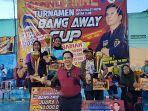 20240602-Para-pemenang-turnamen-bola-voli-putri-Bang-Away-Cup-berfoto-bersama-penyelenggara.jpg