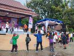 20240602-Peserta-berjoget-bersama-di-depan-panggung-utama-Pantai-Tanjung-Pendam.jpg