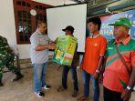 20240609-Kapuspotdirga-Marsma-TNI-Tyas-Nur-Adi-menyerahkan-bantuan-kepada-Poktan-Sinar-Jaya.jpg