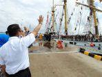 20240612-Bupati-Belitung-Timur-Burhanudin-melepas-keberangkatan-KRI-Dewaruci.jpg