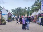 20240614-Pengunjung-jalan-jalan-di-area-Belitung-Expo-2023-di-Pantai-Tanjungpendam.jpg