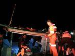 20240629-Evakuasi-9-pemancing-dan-e-ABK-KM-Sinar-Jaya-oleh-Tim-SAR-Pangkalpinang.jpg