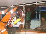 Tim SAR Selamatkan 9 Pemancing dan 4 ABK Usai KM Sinar Jaya Alami Mati Mesin di Laut Rebo