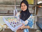 20240813-Tria-Agnetha-menunjukkan-kue-mochi-buatannya.jpg