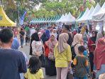 20240817-Masyarakat-memadati-puluhan-tenant-UMKM-di-Taman-Kota-Manggar.jpg