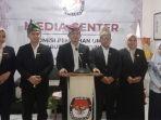 20240830-Lima-komisioner-KPU-Belitung-didampingi-sekretariat-menggelar-konferensi-pers.jpg