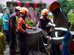 20241206-Petuga-BPBD-Belim-mengecakuasi-kucing-tercebur-ke-dalam-sumur.jpg