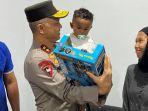 20241207-Kapolda-Babel-menggendong-bayi-korban-penyekapan.jpg