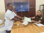 20250115-Kajari-Belitung-menerima-penyerahan-sertifikat-dari-perwakilan-warga-transmigran.jpg