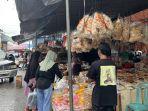20250320-Warga-membeli-kue-Lebaran-di-lapak-pedagang-di-kawasan-BTC-Pangkalpinang.jpg