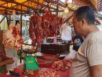 20250325-Warga-membeli-daging-sapi-di-lapak-milik-Atika-di-Pasar-Lipat-Kajang-Manggar.jpg