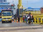 20250409-Penumpang-dan-kendaraan-keluar-dari-kapal-yang-merapat-di-Pelabuhan-Tanjungkalian.jpg