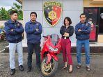 20250524-Personel-Satreskrim-Polres-Belitung-menyerahkan-sepeda-motor-kepada-korban.jpg