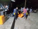 20250529-Petugas-polisi-dari-Polres-Bangka-Tengah-mengevakuasi-jenazah-ABK-KM-Sumber-Jaya.jpg