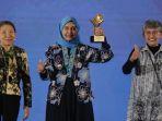 20250612-PENGHARGAAN-GM-PLN-Babel-Dini-Sulistyawati-menerima-penghargaan.jpg