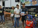 20250622-Wakapolres-Belitung-menyerahkan-hadiah-kepada-pemenang-turnamen-mancing.jpg