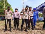 belitung/20250806-Personel-Polres-Belitung-bersama-masyarakat-menanam-jagung-di-Desa-Badau.jpg