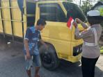 20250806-Personel-Satlantas-Polres-Belitung-memasang-bendera-pada-kendaraan-masyarakat.jpg