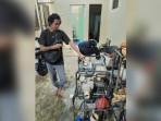 belitung/20250806-Polisi-menujukkan-BB-yang-disita-dalam-penerbtiban-tambang-ilegal-di-HLP-Desa-Sijuk.jpg