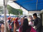 20250807-Antrean-warga-mendapatkan-beras-SPHP-Bulog-di-Gerakan-Pangan-Murah-di-halaman-Genas.jpg