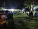 20250921-Warga-bersama-Sat-Samapta-Polres-Belitung-berjaga-di-sekitar-rumah-Zainal.jpg