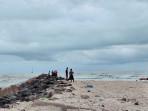 20250929-Warga-menyaksikan-upaya-pencarian-korban-terseret-ombak-di-Pantai-Menara-Beltim.jpg