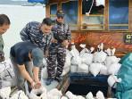 20251005-Anggota-TNI-AL-Bangka-Belitung-memeriksa-ratusan-karung-pasir-timah-yang-diamankan.jpg