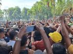20251006-Aksi-demonstrasi-di-kantor-PT-Timah-di-Kota-Pangkalpinang.jpg