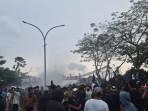 20251006-Aparat-keamanan-lepaskan-tembakan-gas-air-mata-ke-massa-aksi-depan-PT-Timah.jpg