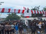20251006-Massa-aksi-berusaha-menerobos-Kantor-PT-Timah-Tbk.jpg