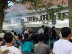 20251006-Massa-aksi-terlihat-memadati-halaman-Kantor-PT-Timah-Tbk.jpg