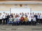 20251008-Direksi-PT-Timah-Tbk-dan-sejumlah-pejabat-berfoto-bersama-perwakilan-masyarakat-penambang.jpg
