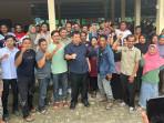 20251008-Gubernur-Babel-berfoto-bersama-masyarakat-Dusun-Air-Kalak.jpg