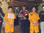 20251009-Kedua-tersangka-pembunuh-Adityawarman-yakni-Martin-dan-Hasan-dikawal-ketat-polisi.jpg