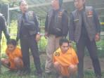 20251009-Kedua-tersangka-pembunuhan-Adityawarman-dikawal-polisi.jpg