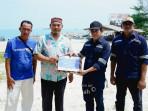 20251010-Perwakilan-PT-Timah-Tbk-menyerahkan-bantuan-untuk-lomba-mancing-Pantai-Matras.jpg