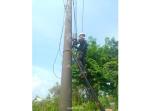 20251013-Petugas-PLN-Icon-Plus-saat-melakukan-penertiban-kabel-di-wilayah.jpg