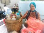 20251015-Bude-Surahmi-jualan-jamu-di-Pasar-Mentok-Bangka-Barat.jpg