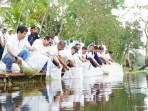 20251027-PT-Timah-menebar-belasan-ribu-bibit-ikan-di-kolong-eks-tambang-di-Bangka.jpg