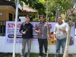 20251028-Personel-Sat-Humas-Polres-Belitung-memasang-spanduk-imbauan.jpg