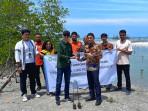20251108-Manajemen-Bandara-H-AS-Hanandjoeddin-secara-simbolis-menyerahkan-bibit-mangrove.jpg