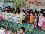 60-anak-anak-saat-mendapatkan-beras-dari-injab-dan-sijum-jumat-1232021.jpg