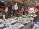 Aktivitas-penjual-ikan-dan-cumi-cumi-di-Pasar-Air-Itam-Pangkalpinang.jpg