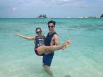 Angkat-Angkat-Istri-Seru-Banget-Sih-Liburan-ala-Darius-Sinathrya-dan-Keluarga-di-Belitung-Ini.jpg