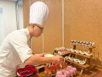 Chef-Santika-Hotel-Bangka-saat-menyajikan-menu-menu-andalan-di-Santika-Best-Wedding-Deals.jpg