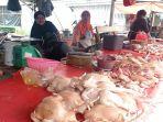 Deretan-penjual-daging-ayam-potong-di-Pasar-Induk-Pembangunan-Kota-Pangkalpinang.jpg